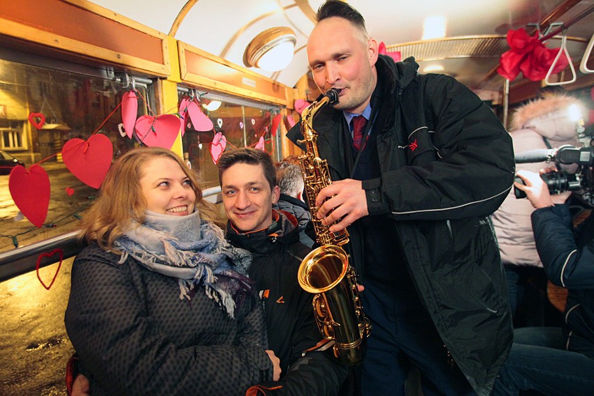 Walentynki 2018 w Łodzi. Walentynkowy tramwaj zawiózł zakochanych na wieczorny koncert [ZDJĘCIA]