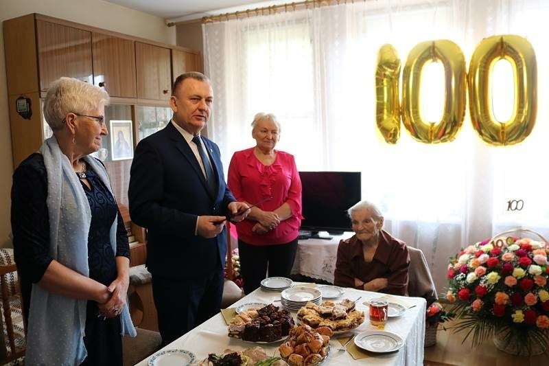 Genowefa Rabiej z Wolicy w gminie Chęciny świętowała setne urodziny! Całe życie ciężko pracowała