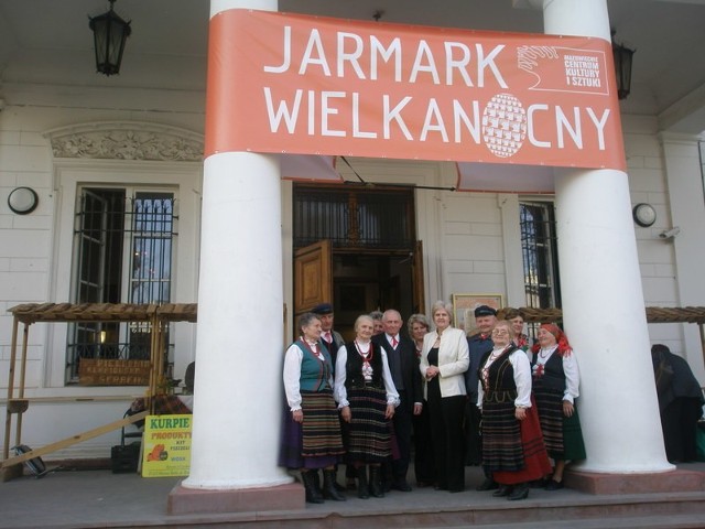 Zespołowi i kapeli gratulowała Bogusława Jaworska, burmistrz Zwolenia ( w środku)