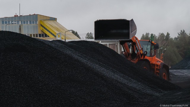 Dystrybucją węgla w Podlaskiem zajmują się dwie spółki: PGE Paliwa i Węglokoks. W Białymstoku obsługuje go Enea Ciepło, która ma odpowiednią infrastrukturę do przyjmowania węgla i przekazywania go gminom.