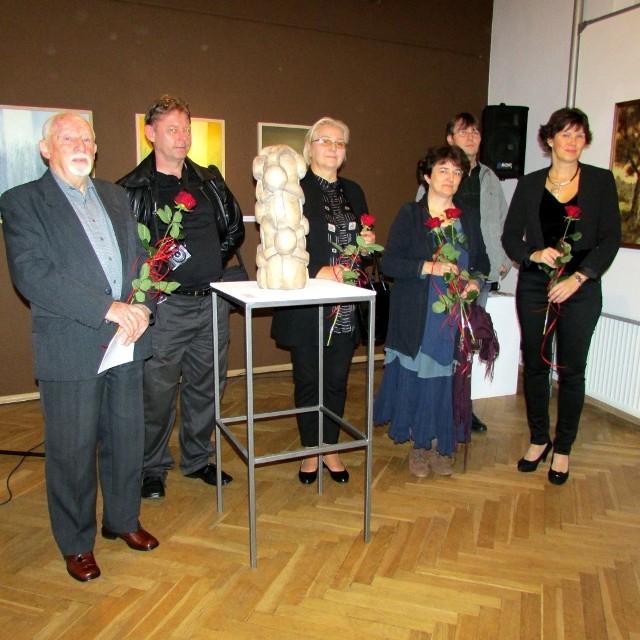 Na otwarciu wystawy byli prawie wszyscy wyatwiający artyści. Komisarzem jest Justyan Więckiewicz z TOK (pierwsza z prawej).