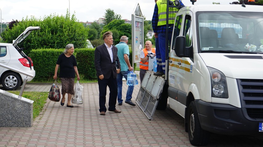 W mieście rotacyjnie jeżdżą beczkowozy, które dostarczają...