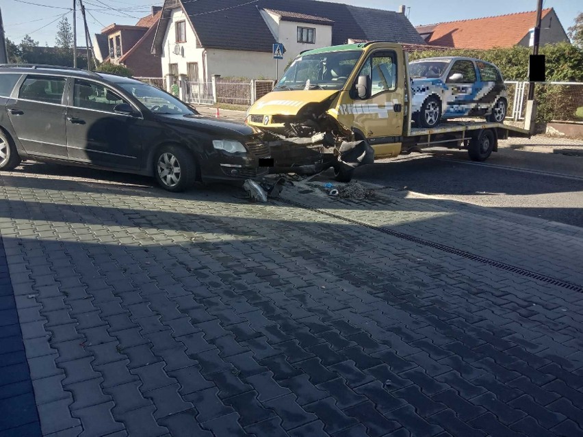 Zderzenie trzech samochodów w Komprachcicach na wysokości sklepu Dino