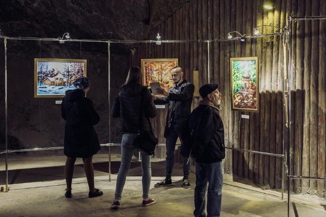 Prace powstałe w czasie XXII Pleneru Malarskiego Artystów Niepełnosprawnych zaprezentowano w komorze Staszica w Kopalni Soli w Wieliczce. Wystawę „Wieliczka i Tarnowskie Góry – śladami zabytków na Liście UNESCO” można oglądać do 30 listopada 2022