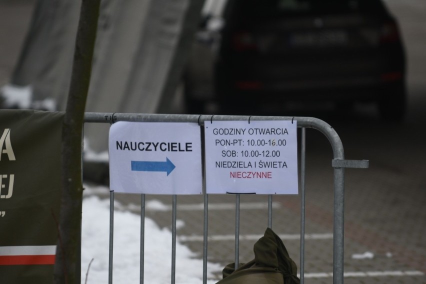 Toruń: Ruszyło testowanie nauczycieli pod kątem koronawirusa. Długie kolejki do punktu poboru wymazów. Kiedy powrót do szkół?