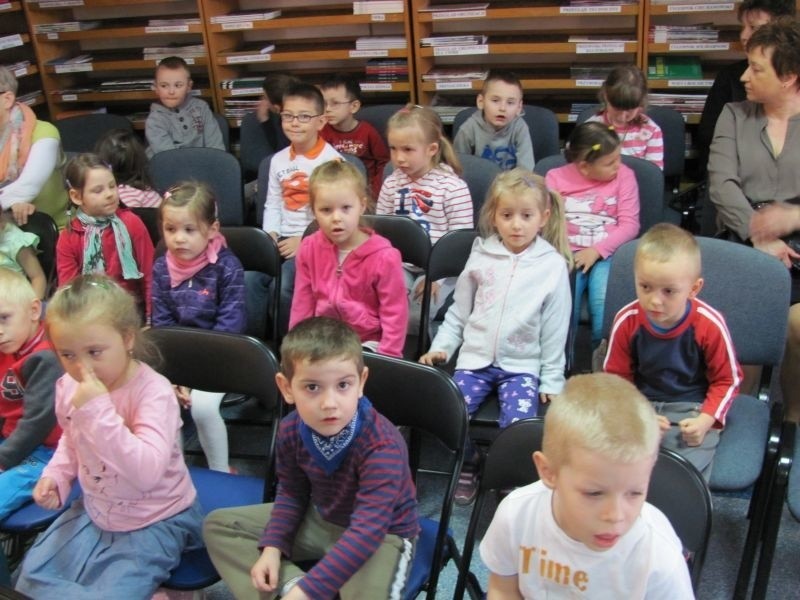Do biblioteki przyszły przedszkolaki z Przedszkoli Miejskich...