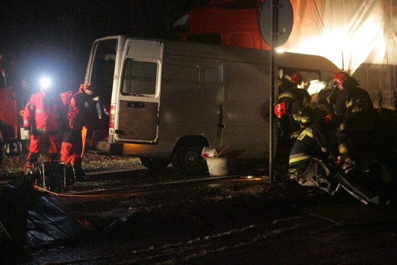 W naczepę tira uderzył rozpędzony bus. W kabinie zostały...