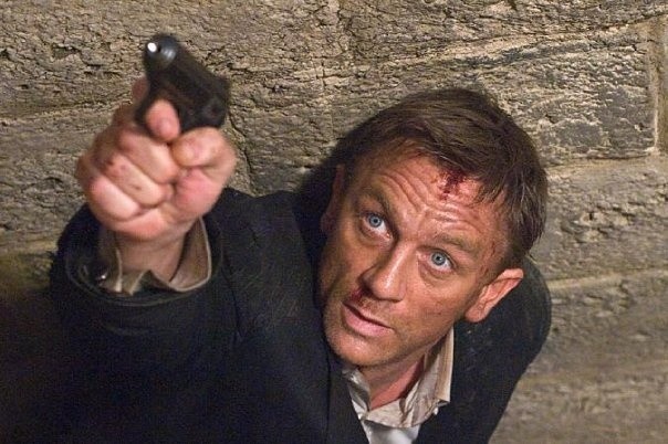 Daniel Craig cztery razy wcielił się w postać brytyjskiego agenta Jamesa Bonda. Zagrał tę postać w następujących filmach: Casino Royale (2006), Quantum of Solace (2008), Skyfall (2012) i Spectre (2015). W 2019 roku na ekrany kin ma trafić piąty film pod szyldem James'a Bonda z udziałem tego aktora. Będzie to pożegnalny występ Craiga w tej roli.Jedna z brytyjskich firm należąca do Europejskiego Stowarzyszenia Gier i Zakładów wytypowała listę ewentualnych następców Daniela Craiga w roli Jamesa Bonda. Kto ma największe szanse na uzyskane licencji na zabijanie? - zobaczcie w naszej galerii.OBEJRZYJ WIDEO: Pierce Brosnan o graniu Jamesa Bonda: Przychodzi moment, kiedy trzeba powiedzieć „dość”.