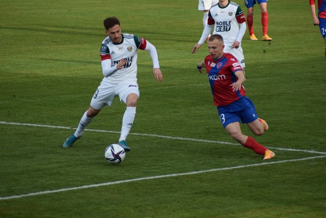 Śląsk Wrocław przegrał z Rakowem Częstochowa 0:2 w meczu 27. kolejki PKO Ekstraklasy. Oceniliśmy piłkarzy Śląska za występ w tym spotkaniu. Oceny w skali od 1 do 10, gdzie 10 to klasa światowa, a 1 - występ poniżej wszelkiej krytyki.WAŻNE! Do kolejnych piłkarzy przejdziesz za pomocą strzałek lub gestów na Twoim telefonie