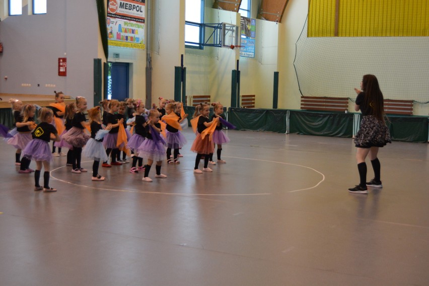 Bezwahania Dance Center z Ostrołęki zaprezentował taneczne show w hali im. A. Gołasia. 22.06.2022