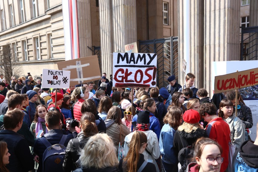 Strajk nauczycieli 2019. Warszawa: Uczniowie zorganizowali "Strajk uczniowski", żeby wesprzeć strajkujących nauczycieli [ZDJĘCIA]