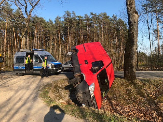 O godzinie 16.30 policjanci otrzymali informację, że w miejscowości Dzików (gmina Prószków) bus wpadł do rowu. Według wstępnych ustaleń pracujących na miejscu policjantów, kierowca był pijany. 