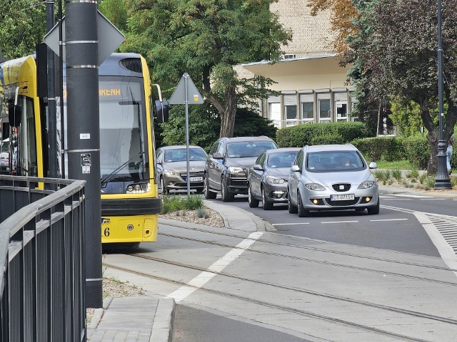 Po uruchomieniu nowej trasy tramwajowej w Toruniu do rozwiązania jest problem korkującej się Szosy Chełmińskiej między placem NOT-u a ulicą Dekerta