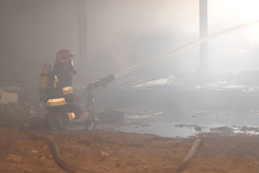 12 zastępów straży gasi pożar w Chorzelowie