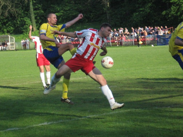Orzeł (biało-czerwone stroje) pokazał efektowny futbol. O piłkę walczy Grzegorz Łuczyk.