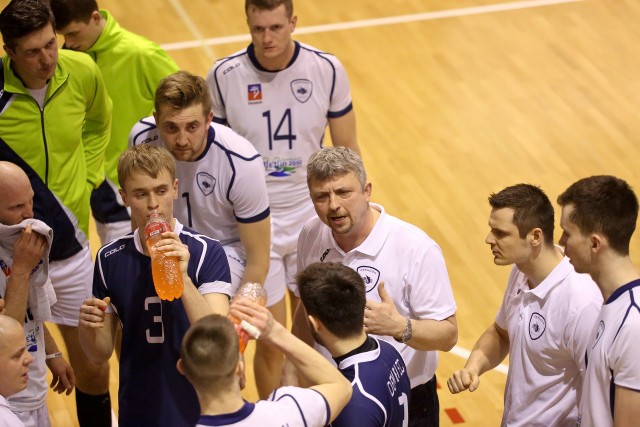 Trener Jerzy Taczała (w środku) przekazuje informacje swoim zawodnikom.