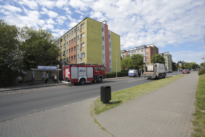 4-letnia dziewczynka wypadła z okna w bloku przy ul. Banacha. Z obrażeniami została odwieziona do szpitala