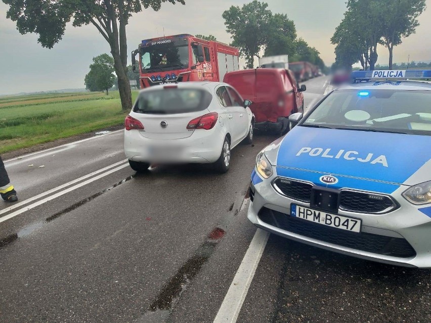 Wypadek na skrzyżowaniu dróg Zambrów - Mężenin. Zderzyły się cztery samochody, trzy osoby trafiły do szpitala (zdjęcia)