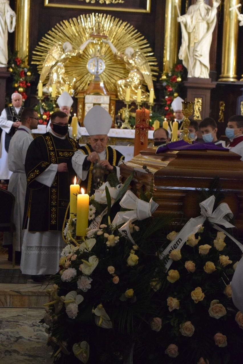 W krypcie pod ołtarzem Matki Bożej Miłosierdzia w Jarosławiu pochowano ks. prał. Mariana Rajchela, egzorcystę diecezjalnego [ZDJĘCIA]