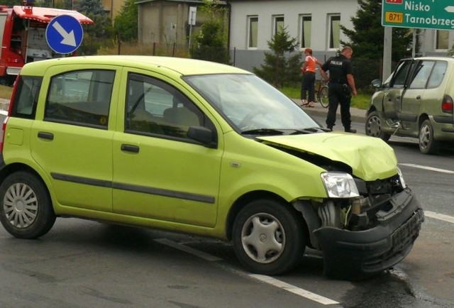 Fiat panda po zderzeniu z renault escape w sobotę na skrzyżowaniu ulic Chopina i Poniatowskiego w Stalowej Woli.