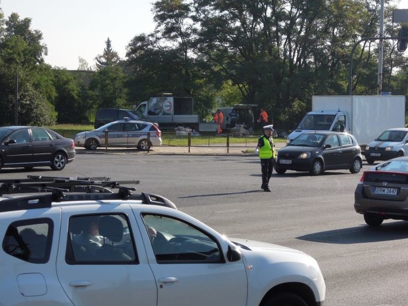 Nowa sygnalizacja świetlna za 250 tys. zł u zbiegu Aleksandrowskiej i Traktorowej [zdjęcia]