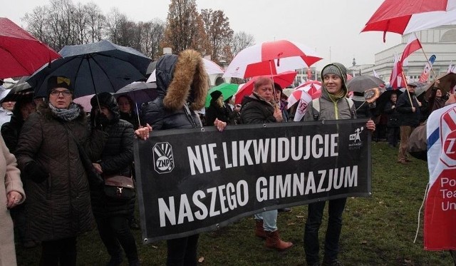 Na nic się zdały protesty nauczycieli. Minister Anna Zalewska przeforsowała reformy edukacji w rządzie. Co na to Sejm?