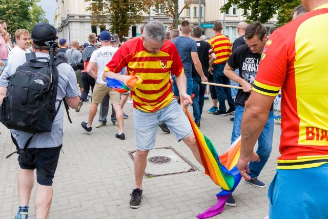 Wśród chuliganów atakujący marsz równości było wiele osób w koszulkach czy szalikach białostockiej Jagiellonii. Klub nie zamierza w tej sprawie zabierać głosu