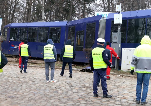 W ciągu ostatnich trzech lat na inwestycje związane z poprawą jakości wrocławskich torowisk wydano już 240 milionów złotych. Czy to pomogło osiągnąć korzystniejsze statystyki w porównaniu do innych miast Polski? Sprawdź!Szczegółowe dane dotyczą liczby wykolejeń tramwajów na 1 milion wozokilometrów. To liczba kilometrów przejechanych przez tramwaj (wóz) i jest standardową liczenia przejazdów.Przechodź do następnych slajdów za pomocą strzałek lub gestów na smartofnie >>>>