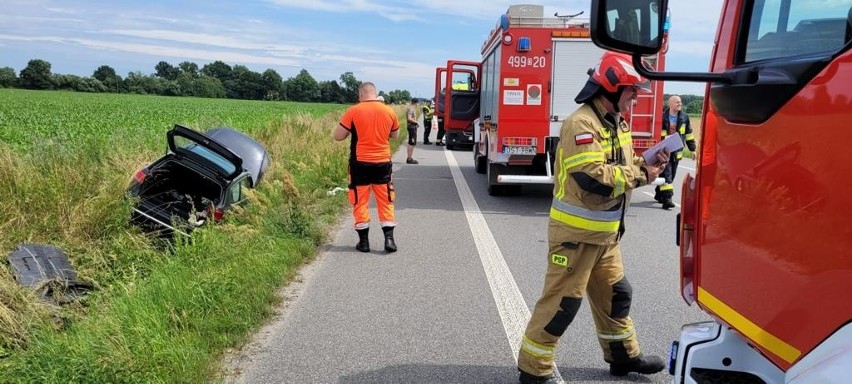 Osobowy volkswagen zjechał do rowu. Ranna została 31-letnia...