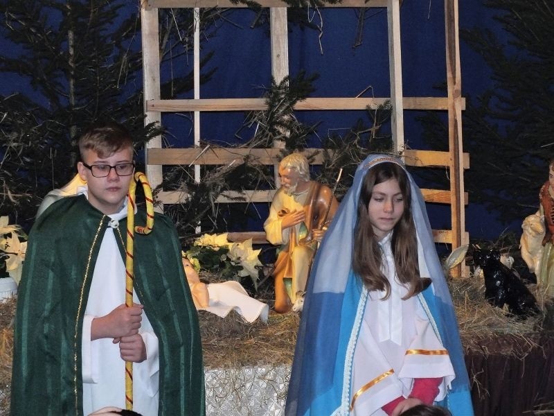 Józef i Maryja przy szopce w kościele pw. Matki Boskiej...