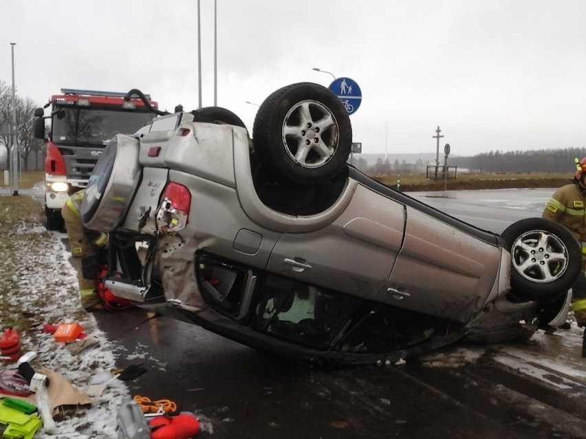 Koszki. Wypadek na DK 66 na trasie Bielsk Podlaski - Kleszczele. Toyota dachowała, w środku były dwie osoby [ZDJĘCIA]