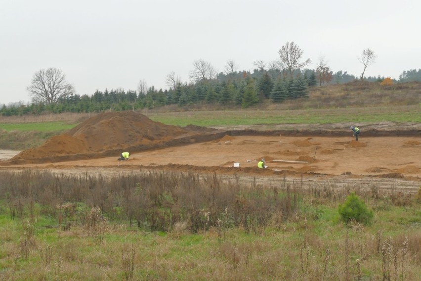 Archeologiczne odkrycie na budowie powstającej Trasy Kaszubskiej. Badacze znaleźli kurhany [zdjęcia]