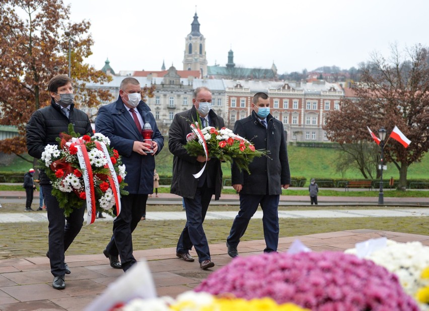 Przemyski PiS złożył kwiaty pod pomnikiem Orląt Przemyskich z okazji 102. rocznicy odzyskania przez Polskę niepodległości [ZDJĘCIA]