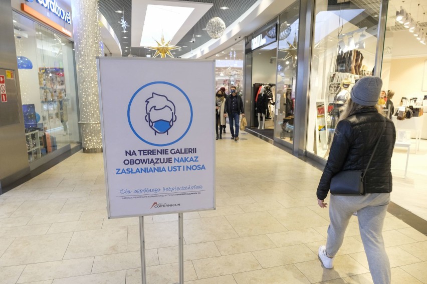 Galerie handlowe w Toruniu znów otwarte! Tłumy i kolejki przed sklepami ZDJĘCIA