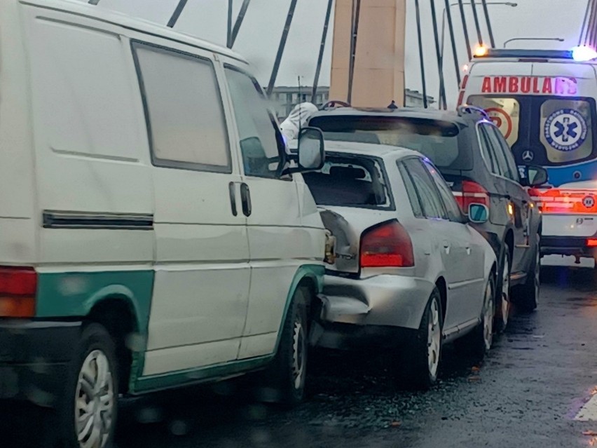 Według wstępnych ustaleń, dostawczy volkswagen uderzył w tył...