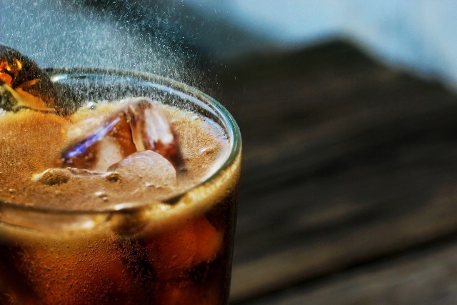Cola pita w nadmiarze nie jest dobra dla zdrowia. Jakie są negatywne skutki picia coli? Sprawdź na kolejnych slajdach! >>>