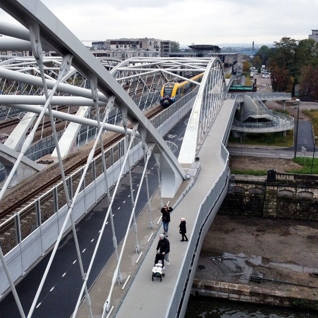 Budowa mostów na Wiśle to część większej inwestycji PKP PLK w Krakowie. Modernizacja krakowskiej linii średnicowej zakłada budowę w centrum miasta w sumie czterech torów kolejowych. Tory „boczne” dla pociągów aglomeracyjnych i regionalnych, a środkiem jeźdżą pociągi dalekobieżne. Takie rozwiązanie ułatwia prowadzenie ruchu i dać możliwość przewoźnikom uruchomienia dodatkowych połączeń.