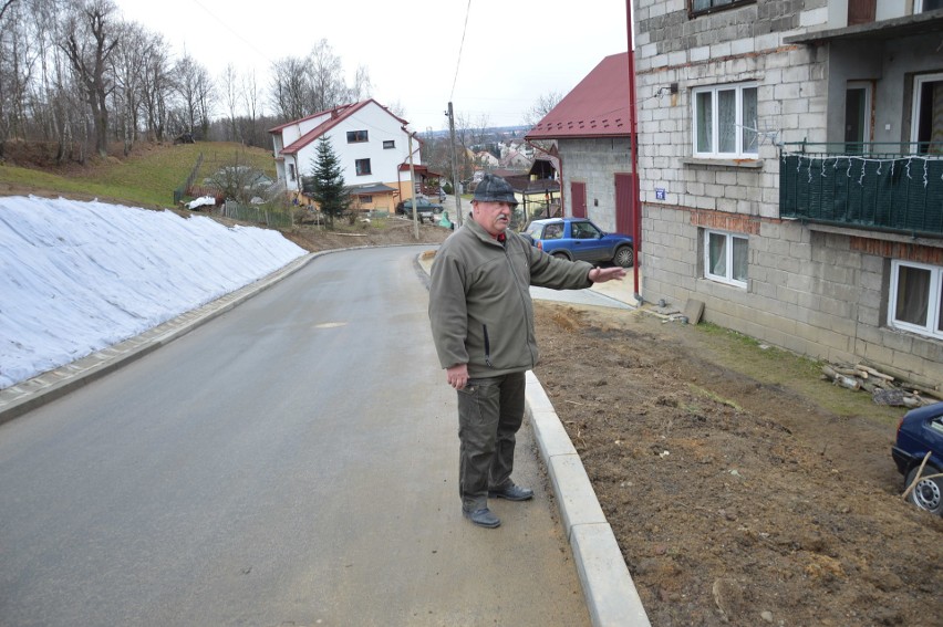 Bochnia. Mieszkańcy ul. Łychów żądają odszkodowania za roboty podczas stabilizacji osuwiska. Zniszczono im ogrodzenia, drzewa [ZDJĘCIA]