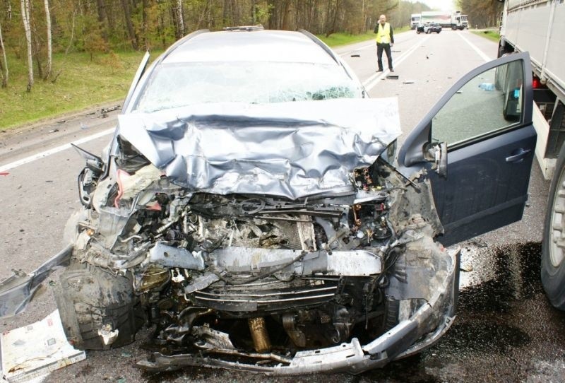 Kierowca opla zginął pod kołami litewskiego tira (zdjęcia z miejsca wypadku)