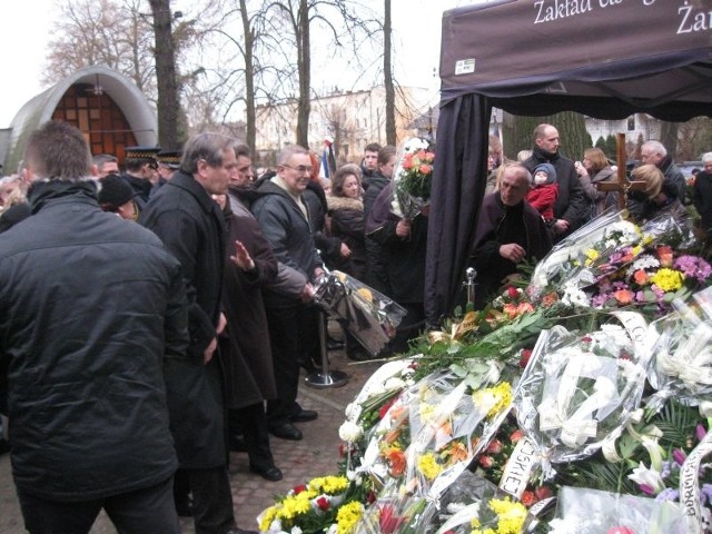 Na grób nieżyjącego burmistrza położono mnóstwo kwiatów i wieńców
