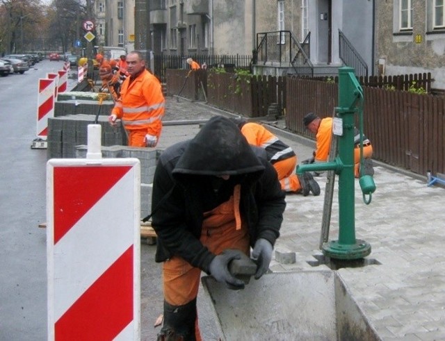 Remont kolejnego chodnika na Łazarzu