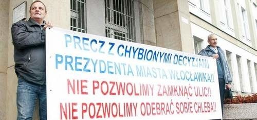 Transparent trzymany przez Eugeniusza Dubackiego i Lecha Laskowskiego widzieli wszyscy wchodzący do Urzędu Marszałkowskiego