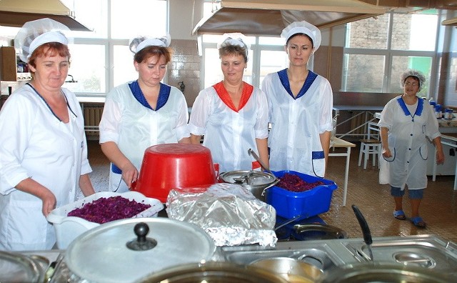 Na zdjęciu gotowe do wydawania posiłków: Zofia Pawlicka, Maria Podolska, Małgorzata Kalinowska, Małgorzata Stanżewska i Krystyna Figura. Fot. Jolanta Młodecka 