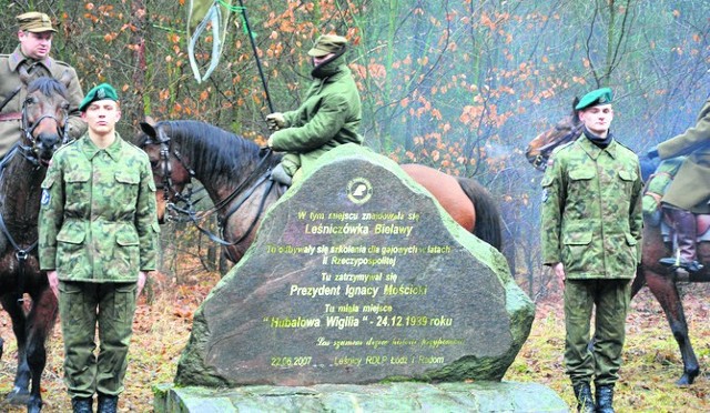 Kadeci z Lipin zaciągnęli honorową wartę przy kamieniu w Bielawach, gdzie kiedyś była leśniczówka Hubala.