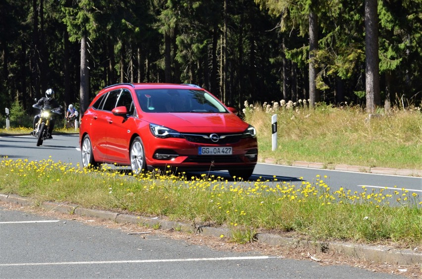 Na zewnątrz Opel zmienił się nieznacznie, największą różnicą...