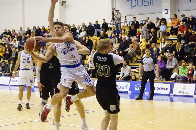 Enea Basket Poznań odnosi czwarte zwycięstwo z rzędu, wygrywając z AZS AGH Kraków 90:85. Zawodnikiem meczu został Marcin Dymała.