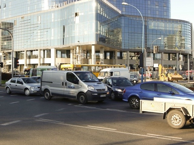 Rondo Dmowskiego. Kierowcy nie potrafią z niego korzystać. Unikają jazdy skrajnymi, zewnętrznymi pasami, wjeżdżają na skrzyżowanie, chociaż wiedzą, że nie zdołają go już opuścić przy aktualnej zmianie świateł. W ten sposób srebrne ople zablokowały ruch od strony ul. Marszałkowskiej w kierunku Galerii Graffica.