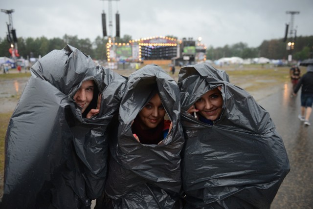 Czwartek 14.07Polska, Kostrzyn nad Odrą. 22 Przystanek Woodstock, uczestnicy festiwalu muzycznego ubrani w foliowe worki na śmieci  chronią się przed deszczem.