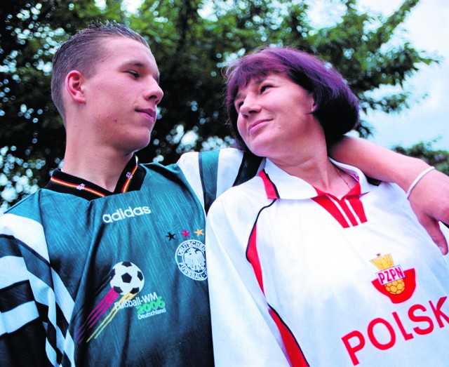 2002 rok. Lukas Podolski z mamą Krystyną. Do Niemiec wyjechali, gdy Lukas był małym chłopcem. O swojej rodzinie i karierze ten niemiecki piłkarz rodem ze Śląska opowiada w wydanej właśnie autobiografii