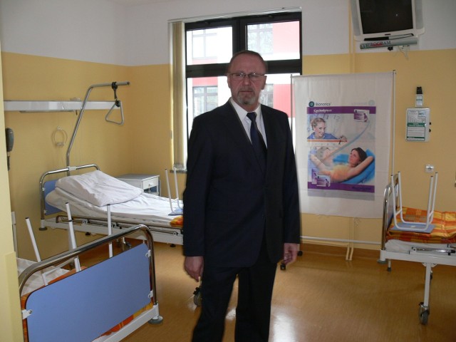 Nowy kierownik oddziału Grzegorz Sałata prezentuje odnowione sale